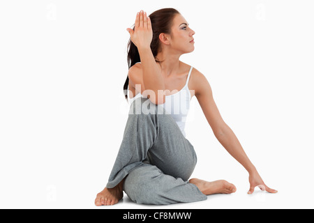 Ritratto di una donna fit in Ardha Matsyendrasana posizione Foto Stock