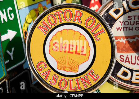 In stile vintage tin segno pubblicità Shell olio motore e benzina Foto Stock