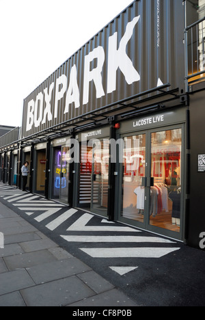 Boxpark pop-up mall, Shoreditch, Londra, Inghilterra. Boxpark è un punto di vendita al dettaglio del centro commerciale costruito da contenitori di spedizione. Foto Stock