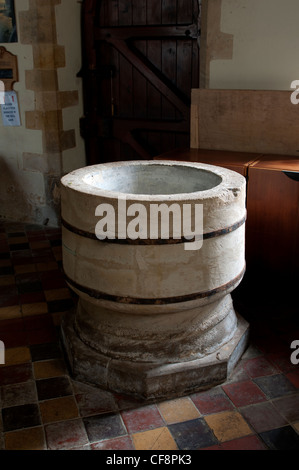 Il font, St. Denys Chiesa, Little Compton, Warwickshire, Inghilterra, Regno Unito Foto Stock