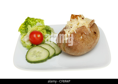 Formaggio guarnita di patate al forno con un contorno di insalata su una piastra isolata contro bianco Foto Stock