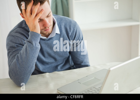 Imprenditore quasi addormentarsi nel suo homeoffice Foto Stock