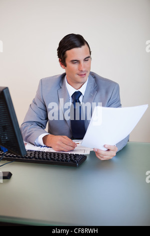 Imprenditore avente uno sguardo a un contratto Foto Stock