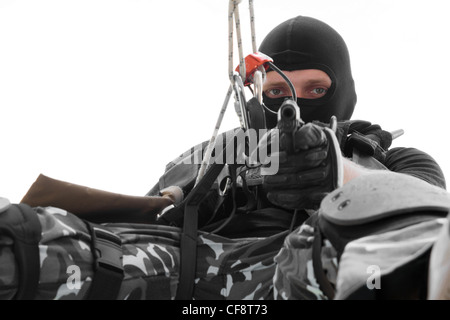 Foto di uomini armati in uniforme di combattimento giocando terrorista o squadra delle forze speciali degli stati Foto Stock
