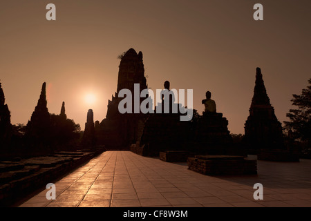 Wat Chaiwatthanaram tempio al tramonto, Ayutthaya, Thailandia Foto Stock