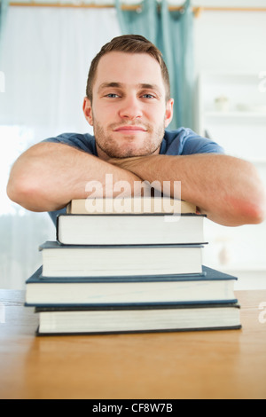 Studente appoggiata sui suoi libri Foto Stock