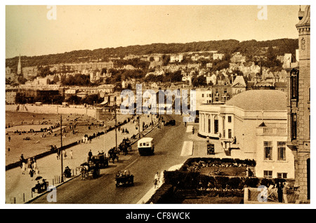 Parata centrale Weston Super Mare spiaggia di sabbia sulla costa del mare Pier promenade esplanade vacanza estate giornata soleggiata sabbia negozi hotel street Foto Stock