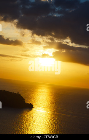 Tramonto sul Mare delle Andamane, in Thailandia, ad alto angolo di visione Foto Stock