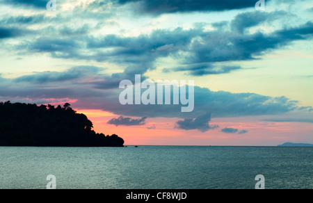 Bellissimo tramonto sul Mare delle Andamane, in Thailandia Foto Stock