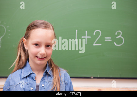 Schoolgirl in piedi Foto Stock