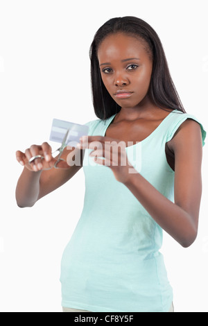 Triste donna di liberarsi della sua carta di credito Foto Stock