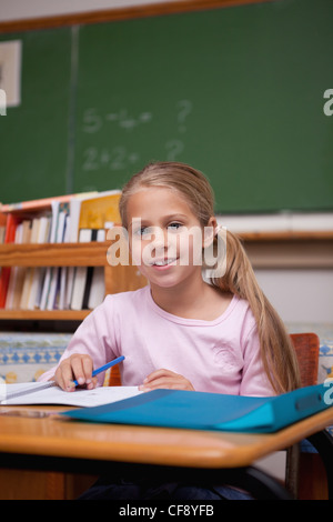 Ritratto di un simpatico schoolgirl iscritto Foto Stock