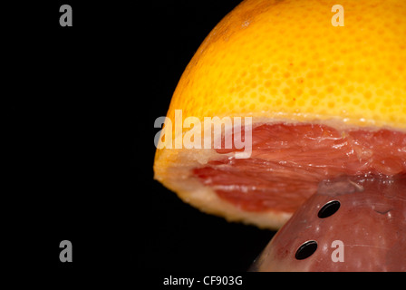 Succo di pompelmo fresco in procinto di essere juiced per la prima colazione Foto Stock