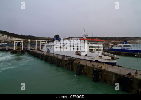 P&O traghetto per auto spirito di Canterbury nel porto di Dover, Kent su un inverno di mattina Foto Stock