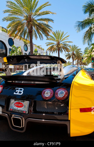 Auto di lusso parcheggiato su di Rodeo Drive e Beverly Hills, Los Angeles, California, Stati Uniti d'America Foto Stock