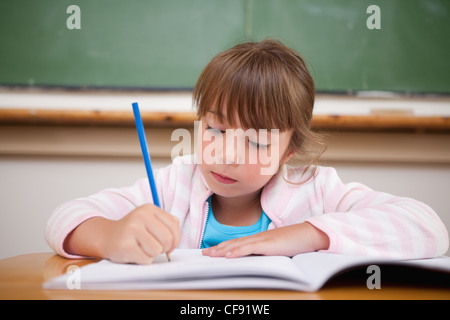 Ragazza seria la scrittura Foto Stock
