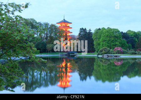 Il Belgio, Bruxelles, Laeken, la Torre giapponese di notte. Foto Stock