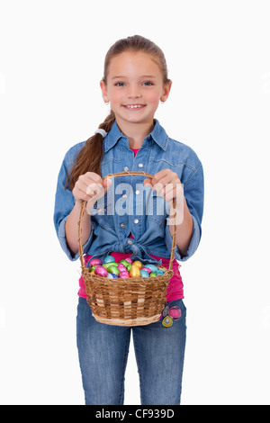 Ritratto di una ragazza con un cesto pieno di uova di Pasqua Foto Stock