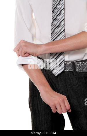 Un giovane uomo arrotola i suoi manicotti rfolgreicher Foto Stock