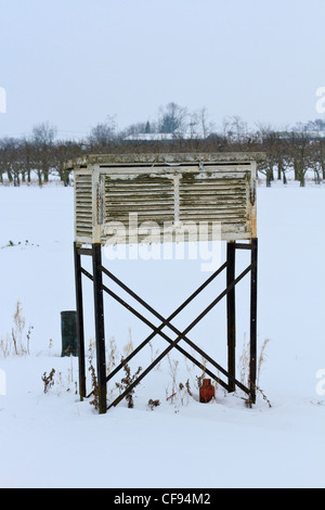 Campo stazione meteo nella neve, Suffolk, Inghilterra Foto Stock