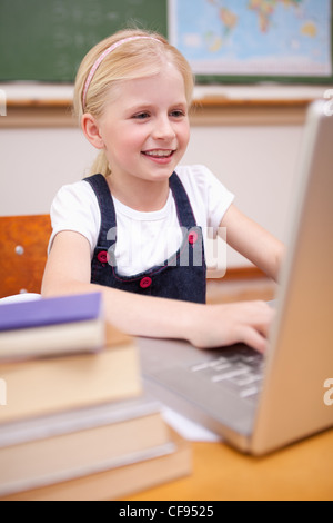 Ritratto di una ragazza con un laptop Foto Stock