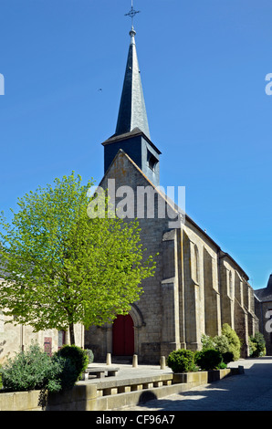 Cappella Notre-Dame-La-Blanche e albero in primo piano, a Guérande nella regione Pays de la Loire in Francia occidentale Foto Stock