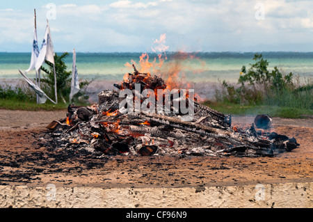 Indù i diritti del funerale di bruciare il corpo su un alto in legno pira funebre a volte avvengono sulle spiagge vicino a San Fernando. Foto Stock