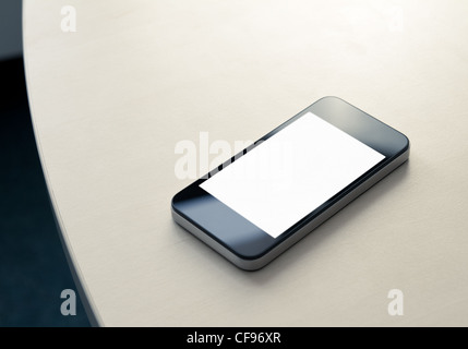 Mobile smart phone giacente sul tavolo per ufficio con schermo vuoto. Foto Stock