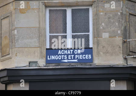 Acquistare oro lingotti e monete segno su una facciata di edificio a Parigi Foto Stock