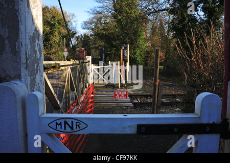 Un cartello di segnalazione sull'attraversamento pedonale oltre la ferrovia Mid-Norfolk a Wymondham, Norfolk, Inghilterra, Regno Unito. Foto Stock
