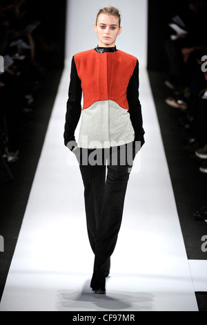 Narciso Rodriguez New York pronto a indossare Autunno Inverno 2011 2012 Foto Stock