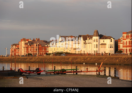 Luce serale sulle grandi case lungo la Promenade, accanto al Marine Lake, Southport, Merseyside, Inghilterra, Regno Unito. Riflessi in acqua Foto Stock