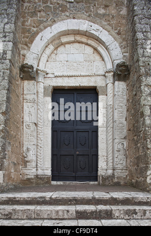 Decorazione su VIII secolo portale del Duomo di Sovana, Sovana, Grosseto, Toscana, Italia, Europa Foto Stock