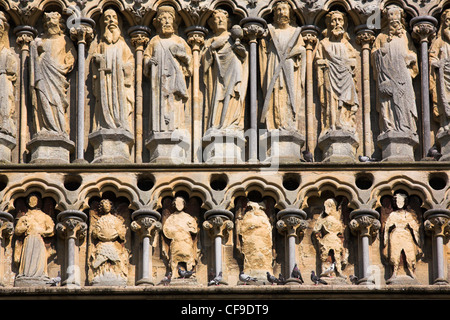 Le figure sulla facciata ovest della Cattedrale di Wells, pozzi, Somerset, Inghilterra, Regno Unito Foto Stock