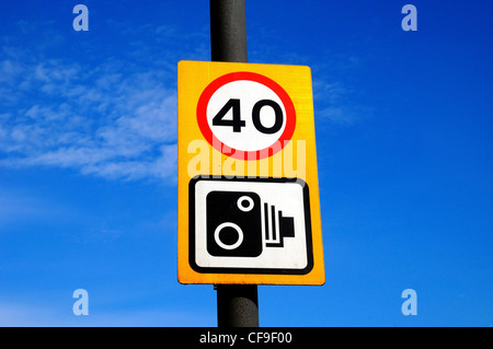 British il traffico stradale segno informare di 40mph limite di velocità e la velocità del logo della fotocamera Foto Stock