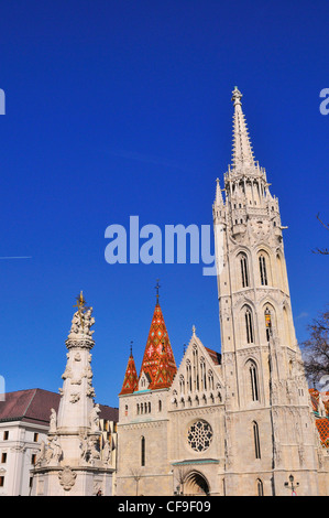 Jet con getto volando sopra la chiesa di San Mattia di Buda dal Quartiere del Castello di Budapest, Ungheria su un splendidamente chiaro febbraio giorno Foto Stock