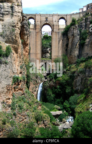 Nuovo ponte (Puente Nuevo) visto dal di dentro la gola, Ronda, provincia di Malaga, Andalusia, Spagna, Europa occidentale. Foto Stock