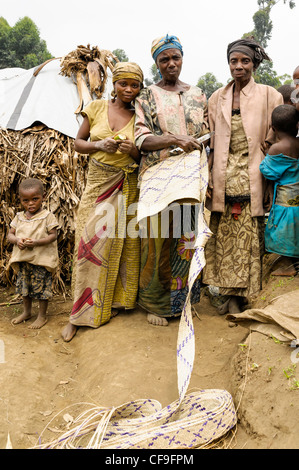 Questo gruppo di donne lavorano ogni giorno nuova tessitura ceste per trasportare le merci su un IDP camp a Goma. Foto di Julie Edwards Foto Stock