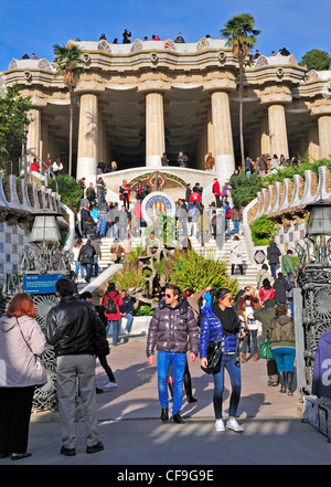 Barcellona, Spagna. Parco Guell (Antoni Gaudi, 1914) Vista dal cancello principale Foto Stock