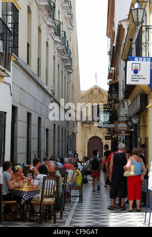 Pavement Cafe giù un vicolo, Ronda, provincia di Malaga, Andalusia, Spagna, Europa occidentale. Foto Stock