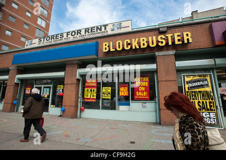 La chiusura del negozio segni pubblicato nella finestra di uno dei pochi rimasti Blockbuster di media store Foto Stock