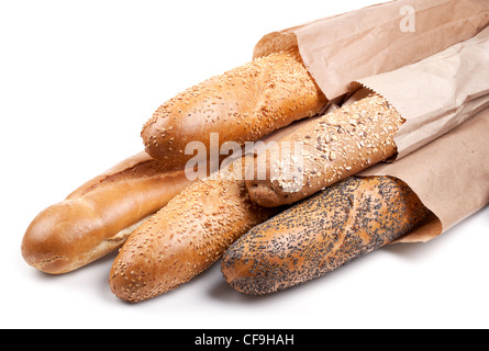 Baguette francese con sesamo e semi di papavero su sfondo bianco Foto Stock