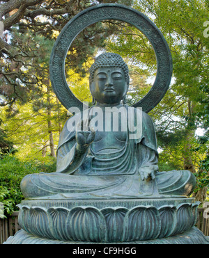 Seduta del Buddha di bronzo a San Francisco il giardino giapponese in Golden Gate Park California Foto Stock