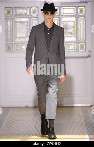 Kris Van Assche Parigi pronto a indossare abbigliamento Uomo Primavera Estate 2012 Foto Stock