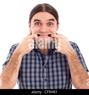 Ritratto di giovane uomo facendo facce buffe, isolato su sfondo bianco. Foto Stock