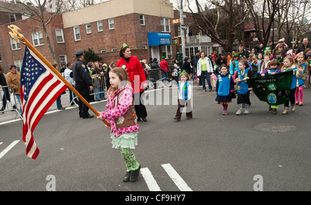 Daisy gruppo di ragazze scout marche nell'Sunnyside, Queens per il giorno di San Patrizio Parade Foto Stock