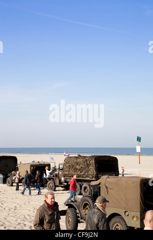 Camion dell'esercito e esercito jeep sulla spiaggia Foto Stock