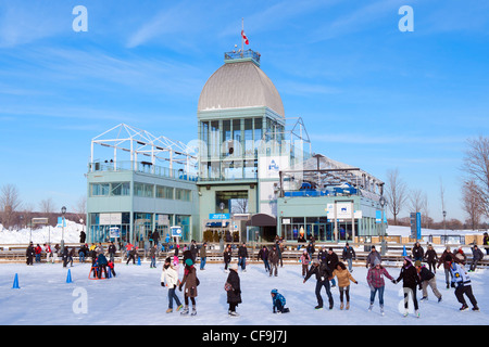 Pattinatori su congelati Bonsecours bacino, la Vecchia Montreal, provincia del Québec in Canada. Foto Stock