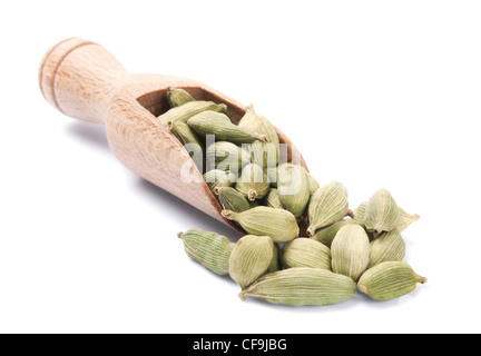 Pala di legno con i semi di cardamomo diffusa da esso Foto Stock