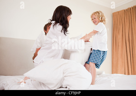 Giocoso famiglia avente pillow fight Foto Stock